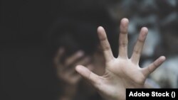 Hentikan pelecehan dan kekerasan seksual terhadap perempuan, konsep pemerkosaan dan pelecehan seksual, STOP isyarat dengan tangan, Hentikan narkoba, pelanggaran hak asasi manusia, perdagangan manusia, sebagai ilustrasi. (Foto: Courtesy)