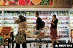 Masyarakat mengenakan masker pelindung saat berbelanja di Food Hall Supermarket di tengah merebaknya COVID-19 di Jakarta, 2 Juli 2020. (Foto: REUTERS/Ajeng Dinar Ulfiana)