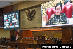 Ketua DPR RI Puan Maharani memimpin Sidang Paripurna, Selasa (12/4) yang menyetujui RUU tiga provinsi baru di Papua. (Foto: Humas DPR)
