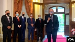 美国会民主党参议员鲍勃∙梅嫩德兹2022年4月在访问台北期间发表讲话。（美国之音杨安拍摄） 