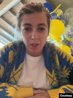 3月3日，戴安娜·雷克希尼亚在社交媒体上发布视频，对俄罗斯社区喊话，呼吁不要继续沉默，而是发出声音，曝光和反对战争与暴力。(本人提供。2022年3月3日)