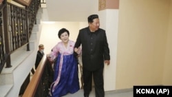 Glanva voditeljka vesti u Severnoj Koreji i Kim Džong Un u novoj kući 