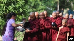 Sejumlah biksu menerima pemberian dari warga di Yangon, Myanmar, pada 14 April 2022. (Foto: AP/Thein Zaw)