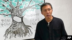 资料照：2021年1月14日，曾在多家香港媒体机构工作的资深记者和教学顾问区家麟在香港的一个电视节目中发表讲话。（美联社）