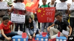 菲律宾学生点火焚烧模拟的中国船只，抗议中国在南中国海的军事化行为（2016年3月3日）