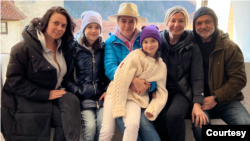 乌克兰女子戴安娜·雷克希尼亚(Diana Rekshnia，中) ，与三月逃离乌克兰的父母、嫂子及其两个女儿，在罗马尼亚布加勒斯特郊外的临时住处。(照片由本人提供，2022年3月)