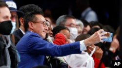 Salah satu pendiri perusahaan Alibaba sekaligus pemilik klub bola basket NBA Brooklyn Nets, Joe Tsai, berfoto ketika menyaksikan pertandingan antara klubnya melawan Sacramento Kings, di New York, pada 14 Februari 2022. (Foto: AP/Corey Sipkin)