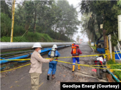 Petugas memeriksa lokasi kecelakaan kerja akibat gas beracun di kawasan yang dikelola PT Geodipa Energi. (Foto: Geodipa Energi)
