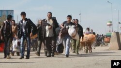 Para pengungsi Afghanistan kembali ke kota Islam Qala, provinsi Herat dari wilayah Iran (foto: dok). 