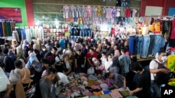 Masyarakat berbelanja baju baru di pasar Tanah Abang, Jakarta, 15 April 2022. (Foto: AP)