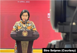 Menkeu Sri Mulyani dalam telekonferensi pers di Istana Kepresidenan , Jakarta, Kamis (14/4). (Foto: Biro Setpres)