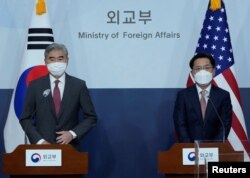Perwakilan Khusus Korea Selatan untuk Urusan Perdamaian dan Keamanan Semenanjung Korea Noh Kyu-duk, bersama Perwakilan Khusus AS untuk Korea Utara, Sung Kim (kiri), di Kementerian Luar Negeri di Seoul, Korea Selatan, 18 April 2022. (Ahn Young- joon/pool via REUTERS)