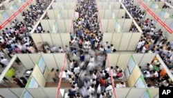 资料照：2010年7月13日在中国海口市举办的就业招聘会。会场挤得水泄不通。