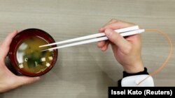 Sumpit yang dapat meningkatkan cita rasa makanan dengan gelombang stimulasi listrik di Tokyo, Jepang, 15 April 2022. (Foto: REUTERS)
