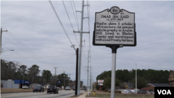 Penanda jalan atas nama Omar Ibn Said dipasang di salah satu ruas jalan di kota Fayetteville, tepat berada di depan Masjid Omar Ibn Said. (VOA)