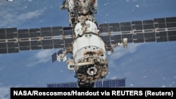 ARHIVA - Međunarodna svemirska stanica, slikana 4. oktobra 2018. (Foto: Reuters/NASA/Roscosmos/Handout) 