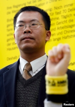 人权活动人士滕彪在柏林参加国际特赦组织的示威，要求中国改善人权（2007年12月7日）