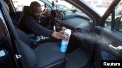 2020年3月9日纽约优步和来福车司机在汽车上喷洒消毒剂。