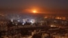空袭之后，烟雾和火焰从反政府力量控制地区升起(2016年12月11日)