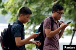 Orang-orang bermain "Pokemon Go" di pinggir Danau Hoan Kiem di Hanoi, Vietnam (18/8).