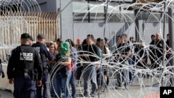 Barikade i bodljikava žica na graničnom prelazu između Meksika i SAD kod luke San Ysidro