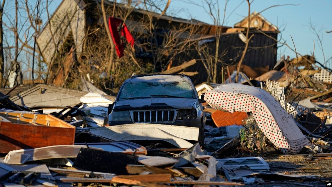 Autos dañados y casas destruidas después de los tornados que azotaron la región, en Mayfield, Kentucky, el lunes 13 de diciembre de 2021.