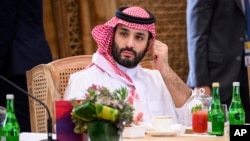 Arhiva - Prestolonaslednik Saudijske Arabije princ Mohamed bin Salman zauzima mesto uoči radnog ručka na samitu G20, 15. novembra 2022, na Baliju, Indonezija.