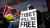 Seorang peserta aksi protes membawa poster bertuliskan "Tibet akan bebas" dalam aksi demo menentang China di Times Square, New York, pada 13 Februari 2015. (Foto: AFP)