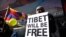Seorang peserta aksi protes membawa poster bertuliskan "Tibet akan bebas" dalam aksi demo menentang China di Times Square, New York, pada 13 Februari 2015. (Foto: AFP)
