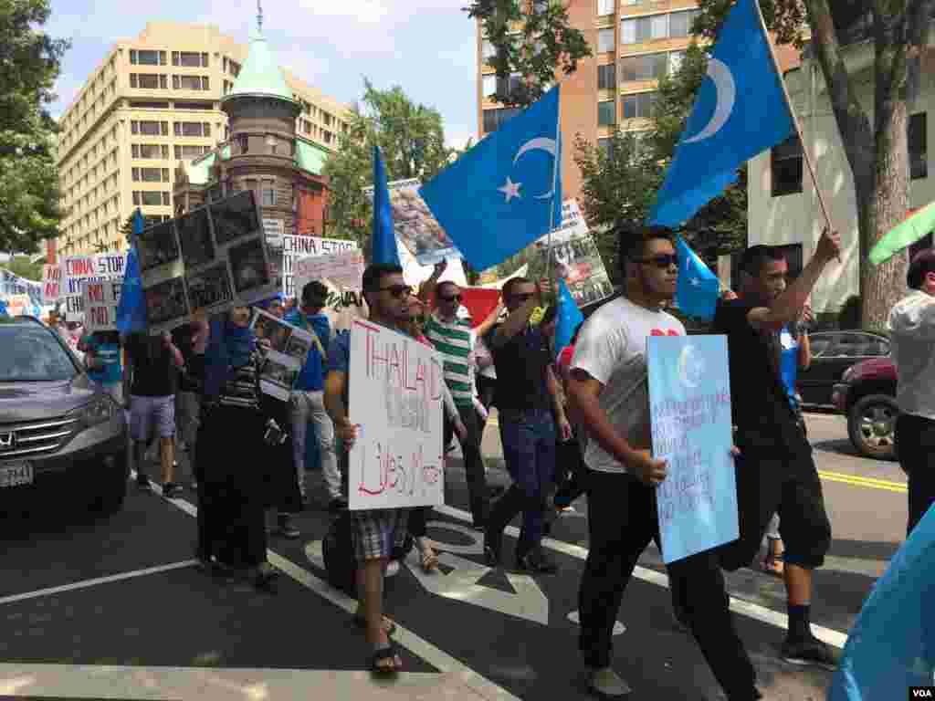 2015年7月12日维吾尔人和支持者在美国首都华盛顿街头游行并聚集在泰国驻美大使馆前抗议泰国把100余名维吾尔人强行递解回中国。(美国之音乌兹别克语组拍摄)