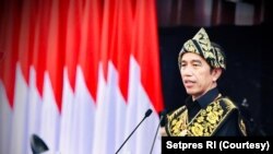 Berbaju adat khas Sabu dari NTT , Presiden Joko Widodo menyampaikan Pidato RUU APBN Tahun Anggaran 2021 dan Nota Keuangan , pada Rapat Paripurna Pembukaan Masa Persidangan I DPR-RI Tahun Sidang 2020 – 2021 di MPR/DPR RI, Senayan, Jakarta, Jumat (14/8). (S
