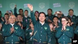 资料照片: 台湾副总统赖清德(图中挥手者）在2024年1月13日总统大选胜出后向支持者挥手致意。