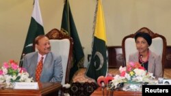 美国众议员伊尔汗·奥马尔在访问巴管克什米尔行政中心穆扎法拉巴德期间与阿扎德克什米尔地区总统苏丹·马哈茂德·乔杜里一道与媒体见面。(2022年4月21日)