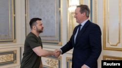 英国外相卡梅伦与乌克兰总统泽连斯基在基辅举行会谈。（2024年5月3日）