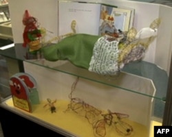 灵感来自儿童读物的创作"小红帽与大灰狼"、"大红狗克里夫特"