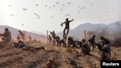 朝鲜官媒朝中社2024年3月16日发布照片显示，朝鲜人民军空中和两栖作战部队在进行军事训练。