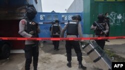 Ilustrasi- Densus 88 Antiteror Polri meakukan penggerebekan di sebuah rumah di Cikarang, Jawa Barat, 29 Maret 2021. (Foto: REZAS/AFP)