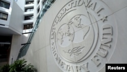 位于华盛顿总部的国际货币基金组织大楼外的标志。（资料照片）