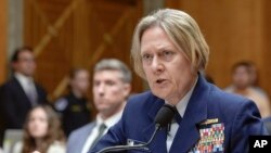 ឧត្តមនាវីទោ​អ្នកស្រី Linda Fagan ប្រធាន​ឆ្មាំ​កាពារ​ជាតិផ្តល់សក្ខីកម្ម​នៅ​ក្នុង​វិមានសភារដ្ឋធានីវ៉ាស៊ីនតោន​កាលពីថ្ងៃទី​១១ មិថុនា ឆ្នាំ២០២៤។