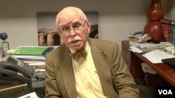 2013年11月纽约大学亚美法学研究所的资深教授孔杰荣接受美国之音采访（美国之音拍摄）​