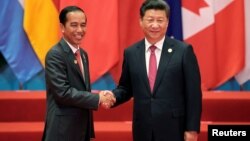 Presiden Joko Widodo bersalaman dengan Presiden China Xi Jinping dalam KTT G20 di Hangzhou, September 2016.