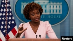 Прессекретарка Білого дому Карін Жан-П’єр виступає під час щоденного пресбрифінгу в Білому домі у Вашингтоні, США. 13 червня 2022 р. REUTERS/Elizabeth Frantz