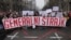 Studenti drže transparent na kome piše &quot;Generalni štrajk&quot;&nbsp;(AP Photo /Darko Vojinović)