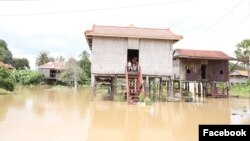 រូបឯកសារ៖ ផ្ទះ​ប្រជាពលរដ្ឋ​​ ដែលលិចទឹក​នៅ​ក្នុង​ស្រុកចិត្របូរី​ ខេត្ត​ក្រចេះ នៃ​ប្រទេស​កម្ពុជា នៅ​ថ្ងៃទី ០៤ ខែកញ្ញា ឆ្នាំ២០១៩។ (Facebook/ភាតរភាពយុទ្ធជន) 