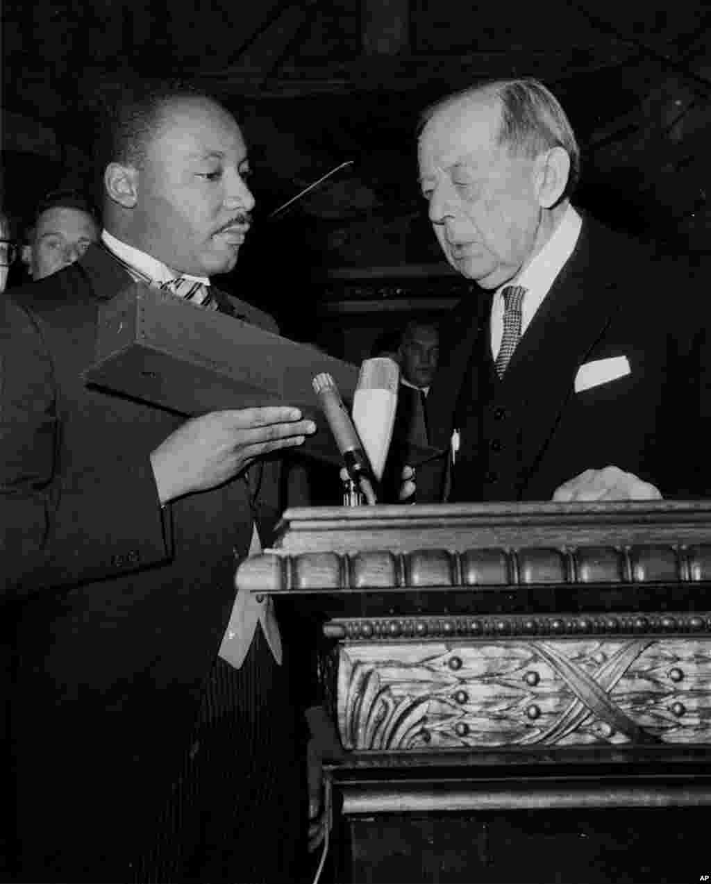 Martin Luther King, Jr. rike da lambar yabo ta Nobel ta zaman lafiya wanda ya lashe a ranar 10 Disamba, 1964.