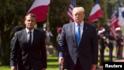 美国总统特朗普2019年6月6日与法国总统马克龙在法国诺曼底参加诺曼底登陆75周年纪念仪式。