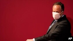 Douglas Emhoff, suami Kamala Harris, saat menunggu debat cawapres antara Kamala dan Wakil Presiden Mike Pence di Kingsbury Hall, Salt Lake City, 7 Oktober 2020. (Foto: AP)