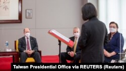台湾总统蔡英文在台北会晤到访的伊利诺伊州民主党参议员塔米·达克沃斯、阿拉斯加州共和党参议员丹·沙利文和特拉华州民主党参议员克里斯托弗·库恩斯。 （2021年6月6日）