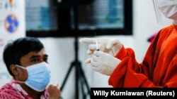 Program vaksinasi Covid-19 secara massal untuk petugas kesehatan di Indonesia, Jakarta, 14 Januari 2021. (Foto: REUTERS/Willy Kurniawan)
