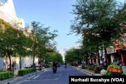 Jalan Malioboro yang sepi karena pertokoan tutup mematuhi PPKM Darurat. (Foto: VOA/Nurhadi)